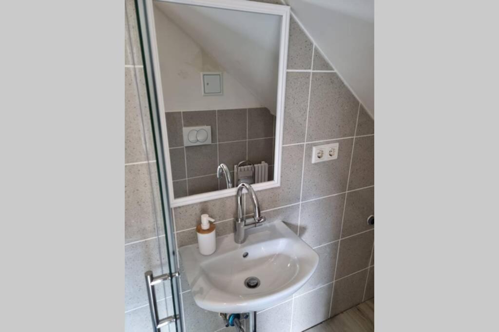 Ferienwohnung/Monteurwohnung Alte Garage Ahnatal Екстер'єр фото